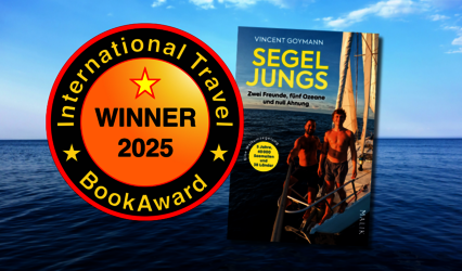 ITB Winner Label und Cover von „Segeljungs“; im Hintergrund ist ein Ozean zu sehen