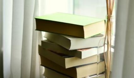 Bücherstapel auf Fensterbank