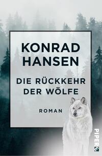 Das Buchcover zeigt eine neblige Waldlandschaft in Grautönen, die eine geheimnisvolle Atmosphäre schafft. Im Vordergrund ist ein weißer Wolf abgebildet, der dem Betrachter in die Augen schaut. Der Titel „Die Rückkehr der Wölfe“ ist in großen, schwarzen Buchstaben platziert und kontrastiert stark mit dem hellen Hintergrund. Der Autorennamen „Konrad Hansen“ oben auf dem Cover ist ebenfalls in schwarzer Schrift gehalten. Unten steht das Wort „Roman“ in kleinerer Schriftgröße.