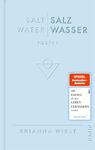 Das Buchcover zeigt einen hellblauen Hintergrund mit dem Titel „SALT WATER / SALZ WASSER“ in eleganter, sanfter Schriftart. Darunter steht das Wort „POETRY“ in kleinerer Schriftgröße. Im unteren Bereich befindet sich der Autorinnennamen „BRIANNA WIEST“. Ein stickerartiger, roter Hinweis in der rechten oberen Ecke verkündet „SPIEGEL Bestseller-Autorin“ sowie den Zusatz „101 ESSAYS die dein LEBEN verändern werden“. Ein minimalistisches, geometrisches Symbol in Form eines Kreises und eines darunterliegenden Dreiecks ergänzt das Design.