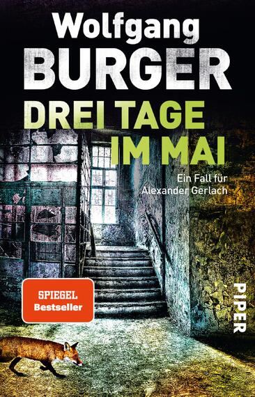 Das Buchcover zeigt eine düstere, verwitterte Treppe in einem verlassenen Gebäude, die in einen schwach beleuchteten Flur führt. Die Farben sind überwiegend in Grautönen gehalten, mit einem Hauch von grünlichem Licht, das eine melancholische Atmosphäre schafft. Der Titel „Drei Tage im Mai“ ist in großen, kräftigen Buchstaben in Gelb und Schwarz gestaltet, während der Autor „Wolfgang BURGER“ in Weiß darüber steht. Ein rotes Feld mit dem Aufdruck „SPIEGEL Bestseller“ befindet sich in der unteren linken Ecke.