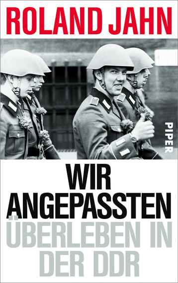 Das Buchcover zeigt drei uniformierte Männer, die in Schwarz-Weiß abgebildet sind, und vermittelt eine historische Atmosphäre. Der Titel „WIR ANGEPAßTEN“ ist in großer, fetter, roter Schrift oben platziert, während darunter der Untertitel „ÜBERLEBEN IN DER DDR“ in schwarzer, auffälliger Typografie dargestellt ist. Am rechten Rand befindet sich das Verlagslogo „PIPER“. Die gesamte Gestaltung wirkt eindringlich und thematisiert das Leben in der DDR.
