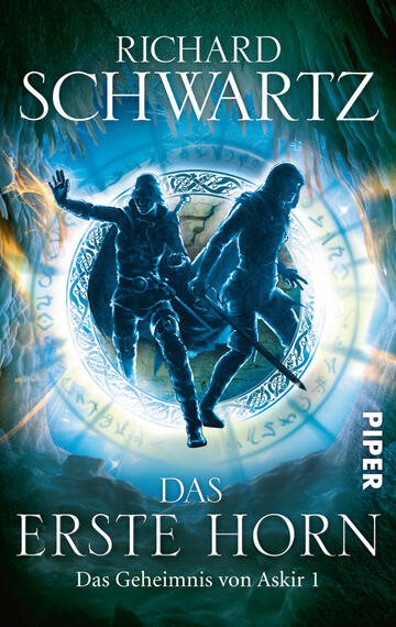 Das Buchcover zeigt zwei silhouettehafte Figuren in mystischer Umgebung, die sich in dynamischer Pose gegenüberstehen. Sie tragen dunkle, mittelalterliche Gewänder und sind in einem von leuchtenden, blauen und weißen Farben umgeben. Im Hintergrund ist ein magischer Kreis zu sehen, der mit geheimnisvollen Symbolen verziert ist. Der Titel „DAS ERSTE HORN“ und der Autor „RICHARD SCHWARTZ“ sind in weißen Großbuchstaben platziert, während das Verlagslogo „PIPER“ in der oberen rechten Ecke erscheint.