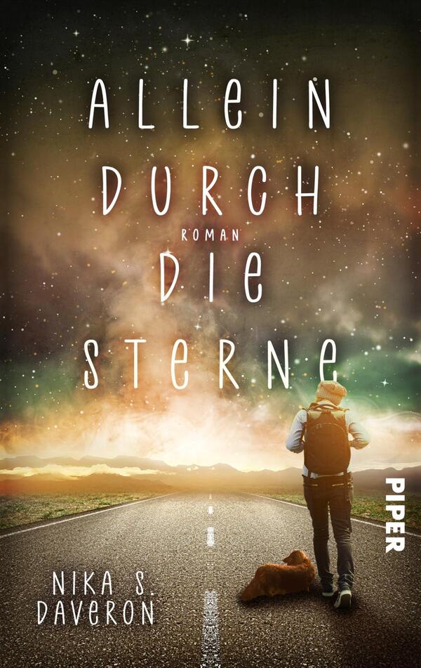 Das Buchcover zeigt eine weite, von der Abenddämmerung erleuchtete Straße, die in die Ferne führt. Am Straßenrand steht eine Person mit einem Rucksack und einem Hund an ihrer Seite. Der Himmel ist in striking Farben von Blau, Lila und Orange gestaltet, mit funkelnden Sternen und einer galaktischen Atmosphäre. Der Titel „ALLEIN DURCH DIE STERNE“ ist in großer, weißer Schrift zentral platziert, darunter steht „ROMAN“ in kleinerer Schrift. Unten rechts ist der Name der Autorin „Nika S. Daveron“ und das von „Piper“ verwendet.