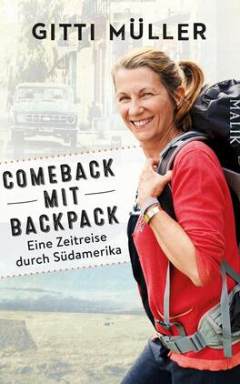 Das Buchcover zeigt eine lächelnde Frau mit einem Rucksack auf dem Rücken, die vor einer sonnendurchfluteten Straße steht, im Hintergrund ein älteres Auto. Die Farben sind warm und einladend, dominierende Töne sind Rot und Beige. Der Titel „COMEBACK MIT BACKPACK“ ist in auffälliger, verspielter Schrift in Schwarz und Weiß gestaltet. Darunter steht in kleinerer Schrift „Eine Zeitreise durch Südamerika“. Oben links ist der Name der Autorin, Gitti Müller, abgedruckt.