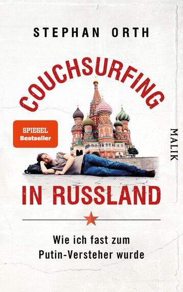 Das Buchcover zeigt im Hintergrund die farbenfrohen Zwiebeltürme der Basilius-Kathedrale in Moskau. In der Mitte liegt ein Mann in legerer Kleidung, entspannt auf einer roten Couch. Der Titel „COUCHSURFING IN RUSSLAND“ ist in großen, roten Buchstaben prominent platziert, während der Untertitel „Wie ich fast zum Putin-Versteher wurde“ in kleinerer schwarz-weißer Schrift darunter steht. Oben links ist der Autorennamen „STEPHAN ORTH“ zu sehen, und ein Hinweis auf den „SPIEGEL Bestseller“ ist in einem orangefarbenen Kasten abgedruckt. Die Gesamtatmosphäre des Covers vermittelt Abenteuerlust und persönliche Entdeckung.