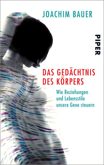 Das Buchcover zeigt eine schemenhafte, stilisierte menschliche Silhouette, die in sanften, verschwommenen Farben ausgeführt ist. Im oberen Bereich ist der Titel „DAS GEDÄCHTNIS DES KÖRPERS“ in roter Schrift prominent platziert. Darunter steht der Untertitel „Wie Beziehungen und Lebensstile unsere Gene steuern“ in kleinerer, grauer Schrift. Der Name des Autors, Joachim Bauer, ist oben links in blauer Schrift abgedruckt. Das Cover vermittelt eine nachdenkliche Atmosphäre, die sich auf die Themen des Buches konzentriert.