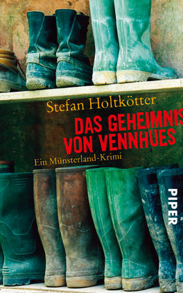 Das Buchcover zeigt eine Reihe von Gummistiefeln in verschiedenen Farben, die auf einer Holzregalstütze angeordnet sind. Die Stiefel sind in Grüntönen, Schwarz und Blau gehalten, was eine ländliche Atmosphäre vermittelt. Im Hintergrund sind verwitterte Wände sichtbar, was den rustikalen Charakter unterstreicht. Der Titel „DAS GEHEIMNIS VON VENNHUES“ ist in auffälligem Rot, groß und prägnant dargestellt. Darunter ist der Zusatz „Ein Münsterland-Krimi“ in schlichter Schriftart. Der Name des Autors, Stefan Holtkötter, befindet sich oben auf dem Cover.