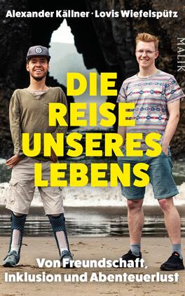 Das Buchcover zeigt zwei junge Männer, die an einem Küstenabschnitt posieren. Der linke Mann trägt einen grauen Pullover und eine Cappy, während der rechte in einem gemusterten T-Shirt und Shorts gekleidet ist. Der Hintergrund besteht aus einer beeindruckenden Felsformation und einem wolkenverhangenen Himmel. In großen, gelben Buchstaben ist der Titel „DIE REISE UNSERES LEBENS“ platziert, darunter steht in kleinerer Schrift „Von Freundschaft, Inklusion und Abenteuerlust“. Die Atmosphäre vermittelt Abenteuer und Freundschaft.