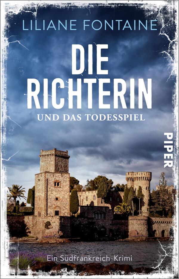 Das Buchcover zeigt eine imposante Burganlage mit Türmen und umgeben von üppigem Grün, unter einem dramatisch bewölkten Himmel. Die Schriftzüge „DIE RICHTERIN“ und „UND DAS TODESSPIEL“ sind in großen, weißen Buchstaben prominent platziert, während der Untertitel „Ein Südfrankreich-Krimi“ in kleinerer Schrift am unteren Rand steht. Die Farbpalette umfasst erdige Töne und intensives Blau, was eine spannungsgeladene Atmosphäre erzeugt. Der Autor Liliane Fontaine wird am oberen Rand genannt.