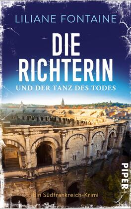 Das Buchcover zeigt eine beeindruckende Ansicht einer historischen Arena unter einem klaren, blauen Himmel. Die zentrale Schrift „DIE RICHTERIN“ ist in großen, weißen Buchstaben gehalten, während der Untertitel „und der Tanz des Todes“ in einem sanften Blau darunter steht. Der Name der Autorin, Liliane Fontaine, ist ebenfalls prominent in hellblauer Schrift platziert. Am unteren Rand befindet sich der Verlagsname „PIPER“ in kleinerer, weißer Schrift. Die gesamte Gestaltung vermittelt eine spannende, geheimnisvolle Atmosphäre, die das Genre des Krimis unterstreicht.
