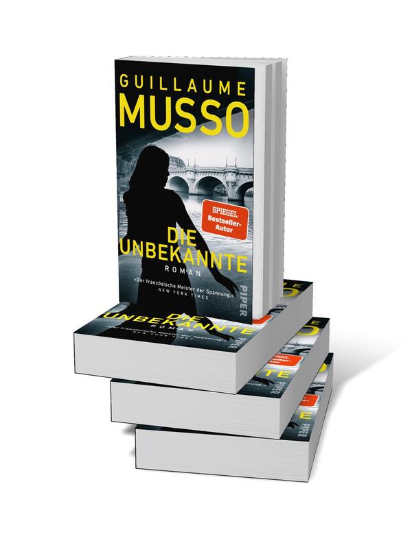 Bücherstapel des Buches „Die Unbekannte “