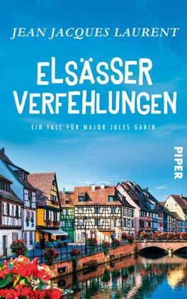Elsässer Verfehlungen Das Buchcover zeigt eine malerische Straßenszene mit traditionellen Fachwerkhäusern an einem Kanal, umgeben von Bäumen und blühenden Blumen. Der Himmel ist strahlend blau, was eine lebhafte und einladende Atmosphäre schafft. Der Titel „ELSÄSSER VERFEHLUNGEN“ ist in großen, weißen Buchstaben in einem dynamischen Schriftzug angeordnet, während der Untertitel „Ein Fall für Major Jules Gabin“ kleiner darunter steht. Am rechten Rand ist das Verlagslogo „PIPER“ in dezenten Buchstaben platziert.