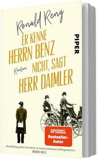Das Buchcover zeigt einen cremefarbenen Hintergrund mit großflächiger gelb‑goldener Titelschrift in schmalen Versalien „Er kenne Herrn Benz nicht, sagt Herr Daimler“, darüber der handschriftliche Autorenname Ronald Reng. Rechts eine historische Kutschenaufnahme mit zwei Männern, links eine stehende Person von hinten mit Aktentasche. Rote Badge mit der Aufschrift „SPIEGEL Bestseller‑Autor“. Stil sachlich‑historisch, typografisch dominant.