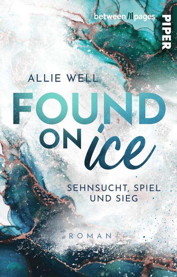 Das Buchcover zeigt eine kalte, glitzernde Grafik in verschiedenen Blau- und Türkistönen, durchzogen von goldenen und weißen Akzenten. In der Mitte steht der Titel „FOUND ON ICE“ in großen, modernen Buchstaben, wobei „FOUND“ in kräftigem Blau und „ICE“ in einem sanften Blau gehalten sind. Darunter sind die Untertitel „SEHNSUCHT, SPIEL UND SIEG“ sowie der Hinweis „Roman“ in einer eleganten Schriftart platziert. Oben links ist der Name der Autorin, Allie Well, gut lesbar.