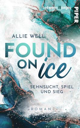 Das Buchcover zeigt eine kalte, glitzernde Grafik in verschiedenen Blau- und Türkistönen, durchzogen von goldenen und weißen Akzenten. In der Mitte steht der Titel „FOUND ON ICE“ in großen, modernen Buchstaben, wobei „FOUND“ in kräftigem Blau und „ICE“ in einem sanften Blau gehalten sind. Darunter sind die Untertitel „SEHNSUCHT, SPIEL UND SIEG“ sowie der Hinweis „Roman“ in einer eleganten Schriftart platziert. Oben links ist der Name der Autorin, Allie Well, gut lesbar.