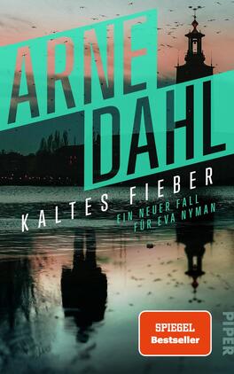 Das Buchcover zeigt eine stimmungsvolle Stadtsilhouette bei Dämmerung, gekennzeichnet durch sanfte Farbtöne von Blau und Orange. Im Vordergrund reflektiert Wasser die Umgebung. Der Titel „Kaltes Fieber“ ist in großen, modernen Buchstaben platziert, während der Autorennamen „Arne Dahl“ prominent oben steht. Unterhalb des Titels ist der Zusatz „Ein neuer Fall für Eva Nyman“ in kleinerer Schrift zu sehen. Die gesamte Komposition vermittelt eine spannende, mysteriöse Atmosphäre.