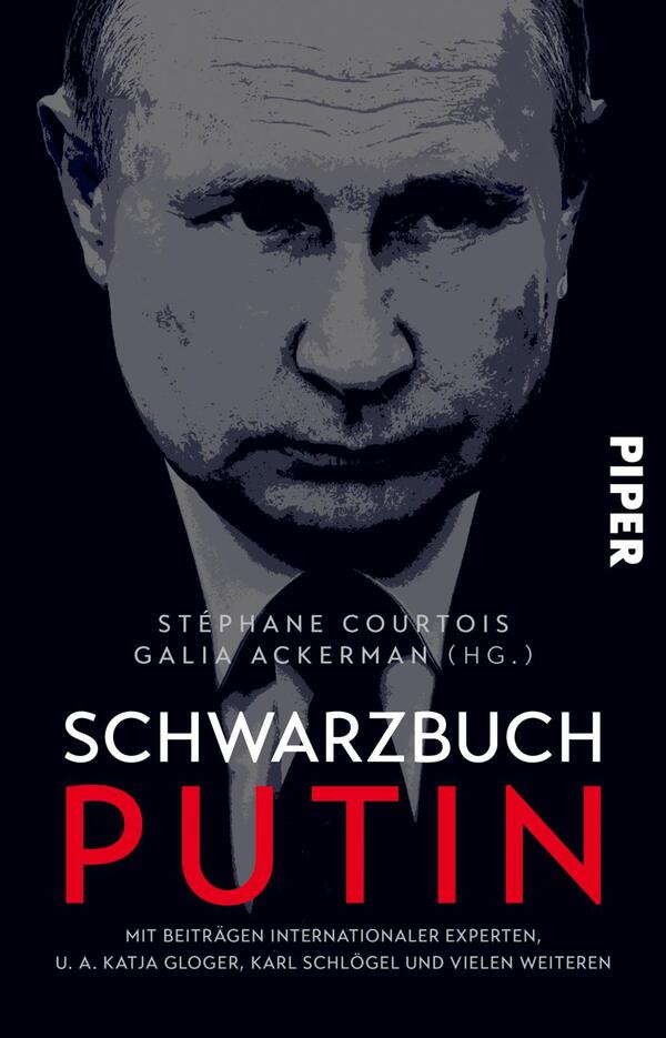 Das Buchcover zeigt ein Porträt von Wladimir Putin in grauen und schwarzen Farbtönen, das seine Gesichtszüge deutlich hervorhebt. Der Hintergrund ist dunkel gehalten, was die ernste Atmosphäre verstärkt. Der Titel „SCHWARZBUCH PUTIN“ ist in großen, weißen Buchstaben geschrieben, während der Name der Herausgeber „Stéphane Courtois, Galia Ackerman (Hg.)“ darüber angegeben ist. Das Verlagssymbol „PIPER“ erscheint vertikal an der rechten Seite des Covers.