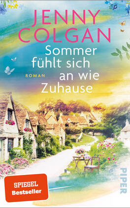 Sommer fühlt sich an wie Zuhause Das Buchcover zeigt eine idyllische Dorfszene mit charmanten, strohgedeckten Häusern, umgeben von bunten Blumen und grünen Wiesen. Im Hintergrund sind sanfte Hügel und ein hellblauer Himmel mit leichten Farbverläufen in Gelb und Grün zu sehen. Der Titel „Sommer fühlt sich an wie Zuhause“ hebt sich in geschwungener, weißer Schrift vom Hintergrund ab, während der Autor Jenny Colgan in lebhaftem Pink darüber steht.