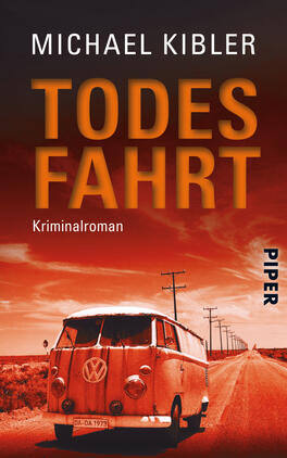 Todesfahrt Das Buchcover zeigt einen verschwommenen Straßenverlauf unter einem tiefroten Himmel. Im Vordergrund steht ein auffälliger, nostalgischer Volkswagen-Bus, der die Blicke auf sich zieht. Der Titel „TODESFAHRT“ ist in großen, orangenen Buchstaben prominent platziert, während darunter „Kriminalroman“ in kleinerer Schrift erscheint. Der Name des Autors, Michael Kibler, steht oben am Cover, ebenfalls in kräftiger Schrift. Die Gesamtatmosphäre vermittelt Spannung und einen Hauch von Abenteuer. Am rechten Rand befindet sich das Wort „PIPER“ als Verlagsbezeichnung.