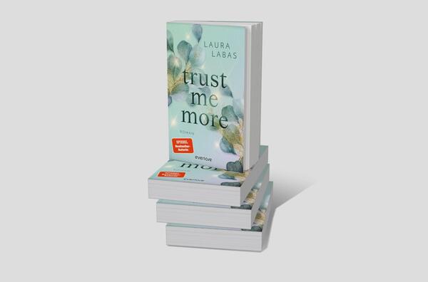 Bücherstapel des Buches „Trust Me More“