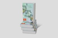 Bücherstapel des Buches „Trust Me More“