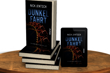 Nick Jentschs „Dunkelfahrt“ im Bücherstapel und als ebook