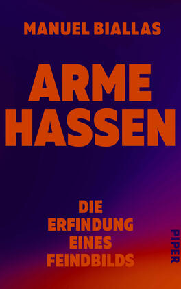Das Buchcover zeigt einen dunkelviolett bis orangeroten Farbverlauf als Hintergrund. Groß und zentriert steht der orangefarbene Autorname „MANUEL BIALLAS“ oben, darunter in sehr großer fetter Schrift der Titel „ARME HASSEN“. Weiter unten in kleineren orangefarbenen Großbuchstaben der Untertitel „DIE ERFINDUNG EINES FEINDBILDS“. Stimmung: kontrastreich und eindringlich.