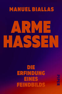 Das Buchcover zeigt einen dunkelviolett bis orangeroten Farbverlauf als Hintergrund. Groß und zentriert steht der orangefarbene Autorname „MANUEL BIALLAS“ oben, darunter in sehr großer fetter Schrift der Titel „ARME HASSEN“. Weiter unten in kleineren orangefarbenen Großbuchstaben der Untertitel „DIE ERFINDUNG EINES FEINDBILDS“. Stimmung: kontrastreich und eindringlich.