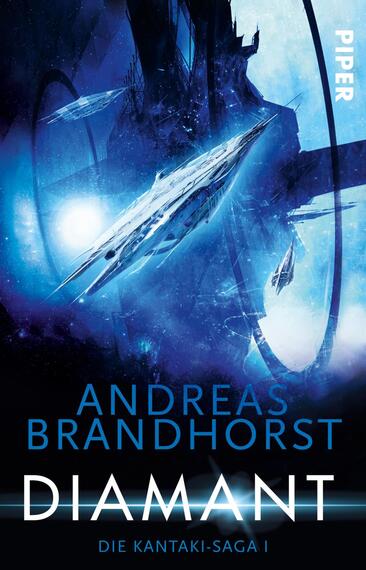 Das Buchcover zeigt eine futuristische Raumlandschaft in überwiegend blauen Farbtönen. Im Vordergrund sind stilisierte Raumschiffe abgebildet, die dynamisch in den Raum fliegen. Der Titel „DIAMANT“ steht in großen, weißen Buchstaben sichtbar im unteren Bereich des Covers, gefolgt von den Worten „Die Kantaki-Saga I“. Der Name des Autors, „Andreas Brandhorst“, erscheint darüber in hellblau. Am oberen Rand ist das Verlagslogo „PIPER“ positioniert. Die Gestaltung vermittelt eine spannende und geheimnisvolle Atmosphäre.