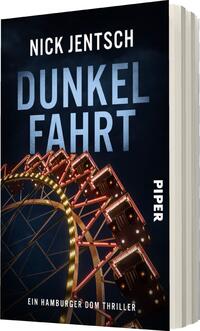 Das Buchcover zeigt im Hintergrund einen tiefblauen Nachthimmel. Im Vordergrund ist ein beleuchtetes Riesenrad, dessen leuchtend rote und gelbe Lichter lebhafte Akzente setzen. Der Titel „DUNKELFAHRT“ ist in großen, weißen Buchstaben mittig positioniert, während der Autorennamen „NICK JENTSCH“ in etwas kleinerer Schrift oben steht. Unten rechts vermerkt „PIPER“ den Verlag. Die Gesamtatmosphäre ist spannend und geheimnisvoll, passend zu einem Thriller.