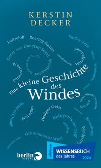 Das Buchcover zeigt einen tiefblauen Hintergrund, auf dem verschiedene Wörter und Begriffe in unterschiedlichster Schriftgröße und Richtung angeordnet sind. Der Titel „Eine kleine Geschichte des Windes“ hebt sich in weißer, geschwungener Schrift hervor. Darüber steht der Autorname „KERSTIN DECKER“ in goldener, klarer Typografie. Am unteren Rand befindet sich ein blauer Button mit der Aufschrift „WISSENSBUCH des Jahres 2024“, der das Cover elegant ergänzt. Die Gesamtatmosphäre wirkt dynamisch und ansprechend.