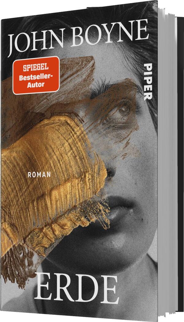 Das Buchcover zeigt eine stilisierte Porträtaufnahme eines Gesichts, das teilweise von künstlerischen, goldenen und braunen Farbakzenten überlagert ist. Die Farbpalette umfasst warme Erdtöne, die eine intime Atmosphäre schaffen. Oben befindet sich der Titel „ERDE“ in großen, weißen Buchstaben, während darunter der Autor „JOHN BOYNE“ in schwarzer Schrift steht. Der Hinweis „SPIEGEL Bestseller-Autor“ ist in einem roten Aufkleber platziert. Am unteren Rand ist das Wort „Roman“ zu lesen.
