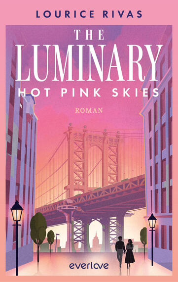Das Buchcover zeigt eine städtische Szene in warmen Pink- und Violetttönen mit einem pastellfarbenen Himmel. Vorn gehen zwei silhouettierte Personen eine von Gebäuden und Laternen gesäumte Straße zum imposanten Brückenbogen im Hintergrund. Oben steht der Autor „Lourice Rivas“, mittig der weiße, große Serif-Titel „The Luminary“ und darunter der serifenlose Untertitel „Hot Pink Skies“, unten klein der Schriftzug „Roman“. Stimmung: nostalgisch-romantisch.