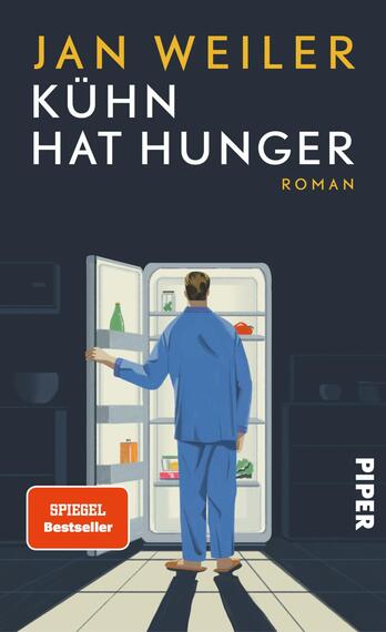 Das Buchcover zeigt einen männlichen Protagonisten in blauer Kleidung, der vor einem geöffneten Kühlschrank steht. Der Hintergrund ist in dunklen Farbtönen gehalten, was eine nachdenkliche Atmosphäre vermittelt. Der Titel „KÜHN HAT HUNGER“ ist in auffälliger gelber Schrift platziert, während der Autorenname „JAN WEILER“ darüber in größeren Buchstaben steht. Am unteren Rand befindet sich ein rotes Siegel mit dem Text „SPIEGEL Bestseller“. Das Cover ist modern und minimalistisch gestaltet.