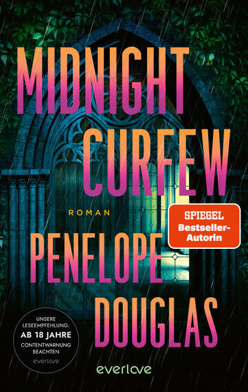 Das Buchcover zeigt einen dunklen, moosgrünen Kirchenfensterbogen vor dichtem Blätterdach, durch das Regen fällt; zentral steht der Titel „MIDNIGHT CURFEW“ in großen, verlaufenden Buchstaben von Orange zu Pink, darunter der Autorenname „PENELOPE DOUGLAS“ in gleicher Farbgebung. Kleinere gelbe Schrift nennt „ROMAN“. Rechts liegt ein orangener Button mit weißer Schrift „SPIEGEL Bestseller-Autorin“. Unten links ein schwarzer Hinweiskreis mit Text zur Leseempfehlung.