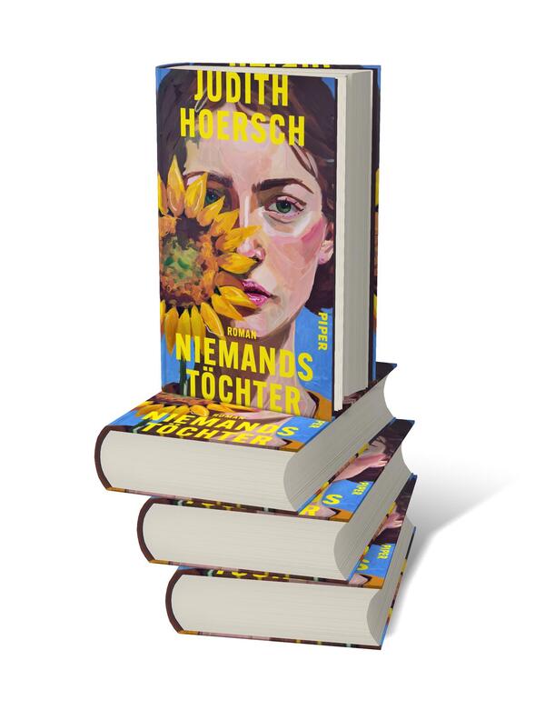 Bücherstapel des Buches „Niemands Töchter“