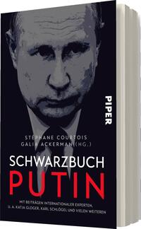 Das Buchcover zeigt ein schwarz-weißes Porträt eines ernst blickenden Mannes mit schütterem Haar, das Vladimir Putin darstellen soll. Der Hintergrund ist in tiefschwarz gehalten, wodurch das Porträt hervorsticht. Der Titel „SCHWARZBUCH PUTIN“ ist in auffälligem Rot platziert, direkt unter dem Porträt, während die Namen der Herausgeber „Stephane Courtois, Galia Ackerman (Hg.)“ in weißer Schrift erscheinen. Das Verlagslogo „PIPER“ ist in der oberen rechten Ecke in weißer Schrift sichtbar.