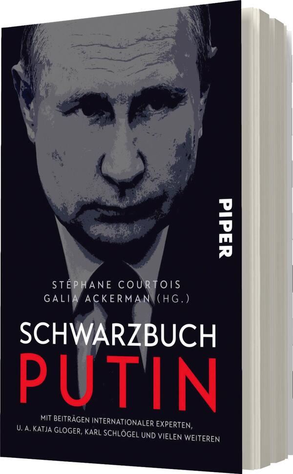 Das Buchcover zeigt ein schwarz-weißes Porträt eines ernst blickenden Mannes mit schütterem Haar, das Vladimir Putin darstellen soll. Der Hintergrund ist in tiefschwarz gehalten, wodurch das Porträt hervorsticht. Der Titel „SCHWARZBUCH PUTIN“ ist in auffälligem Rot platziert, direkt unter dem Porträt, während die Namen der Herausgeber „Stephane Courtois, Galia Ackerman (Hg.)“ in weißer Schrift erscheinen. Das Verlagslogo „PIPER“ ist in der oberen rechten Ecke in weißer Schrift sichtbar.