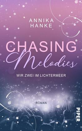 Das Buchcover zeigt einen sanften Farbverlauf von Lila zu Rosa, der mit glänzenden Partikeln durchzogen ist, die an ein funkelndes Lichtmeer erinnern. Im oberen Bereich steht der Name der Autorin „Annika Hanke“ in einer klaren, weißen Schrift. Der Titel „CHASING Melodies“ ist in einer verspielten, rosa Schrift gestaltet, wobei das Wort „Melodies“ besonders betont wird. Darunter befindet sich der Untertitel „WIR ZWEI IM LICHTERMEER“ in einer schlichteren Schrift. Am unteren Rand ist das Wort „Roman“ zu finden.