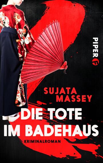 Das Buchcover zeigt eine Frau in traditioneller japanischer Kleidung, die mit einem rot-weißen Sonnenschirm posiert. Der Hintergrund ist tiefschwarz, mit einem großen, diagonalen roten Akzent, der Dynamik verleiht. Oben links steht der Name der Autorin, Sujata Massey, in kräftigem Weiß, während der Titel „DIE TOTE IM BADEHAUS“ darunter in einer markanten, weißen Schrift hervorsticht. Am unteren Rand wird das Genre „Kriminalroman“ in kleinerer Schrift angezeigt.