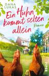 Das Buchcover zeigt zwei lebhafte Hühner im Vordergrund, die in einem grünen Garten stehen. Im Hintergrund sind Häuser und ein blauer Himmel mit wenigen Wolken sichtbar. Der Titel „Ein Huhn kommt selten allein“ ist in einer verspielten Schrift in kräftigem Rot und Pink gehalten. Der Autorinnename „Dana Lukas“ steht oben in eleganter Schrift und einem hellen Farbton. Das Cover strahlt eine fröhliche, ländliche Atmosphäre aus.