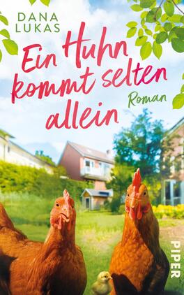 Das Buchcover zeigt zwei lebhafte Hühner im Vordergrund, die in einem grünen Garten stehen. Im Hintergrund sind Häuser und ein blauer Himmel mit wenigen Wolken sichtbar. Der Titel „Ein Huhn kommt selten allein“ ist in einer verspielten Schrift in kräftigem Rot und Pink gehalten. Der Autorinnename „Dana Lukas“ steht oben in eleganter Schrift und einem hellen Farbton. Das Cover strahlt eine fröhliche, ländliche Atmosphäre aus.