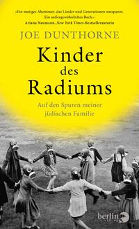 Das Buchcover zeigt eine schwarz-weiße Fotografie von Kindern, die Masken tragen und auf einem Feld in Gruppen spielen. Die Farbgestaltung ist dominierend in strahlendem Gelb, was eine lebendige Atmosphäre schafft. Der Titel „Kinder des Radiums“ ist in großen, schwarzen Lettern zentral platziert, gefolgt vom Untertitel „Auf den Spuren meiner jüdischen Familie“ in kleinerer Schrift. Der Name des Autors, Joe Dunthorne, steht oben in der Ecke.