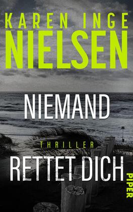Das Buchcover zeigt einen dramatischen Küstenhorizont in grauen und schwarzen Farbtönen, der eine düstere und spannungsgeladene Atmosphäre vermittelt. Im Vordergrund sind verwitterte Holzpfähle sichtbar, die am Strand aufgestellt sind. Der Titel „Niemand“ ist in auffälligem, leuchtendem Grün platziert, während der Untertitel „Rettet dich“ in weißer Schrift darunter steht. Die Autorenangabe „KAREN INGE NIELSEN“ befindet sich oben in derselben grünen Farbe. Der Hinweis „Thriller“ ist klein und subtil in der Mitte positioniert.