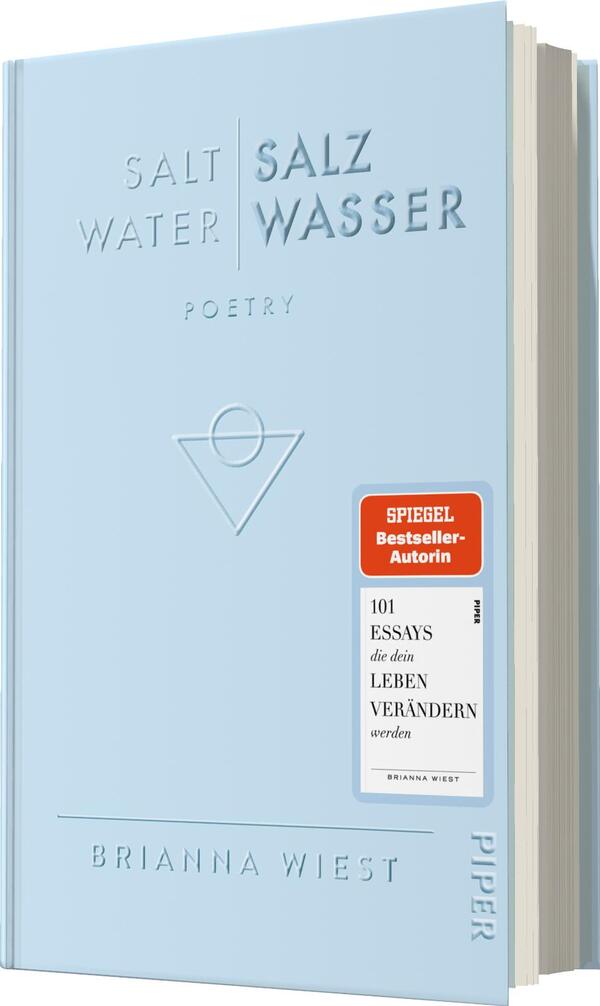 Das Buchcover zeigt einen hellblauen Hintergrund mit prägenden, weißen Buchstaben, die das Wort „SALT WATER“ und darunter „SALZ WASSER“ bilden. Im unteren Bereich steht „POETRY“ in kleinerer Schrift. Ein stilisierter, weißer Dreieck-Symbol ist zentral platziert. Eine auffällige rote Auszeichnung beschreibt das Buch als „SPIEGEL-Bestseller-Autorin“ mit dem Text „101 ESSAYS die dein LEBEN verändern“ sowie den Namen der Autorin „BRIANNA WIEST“ im unteren Bereich.