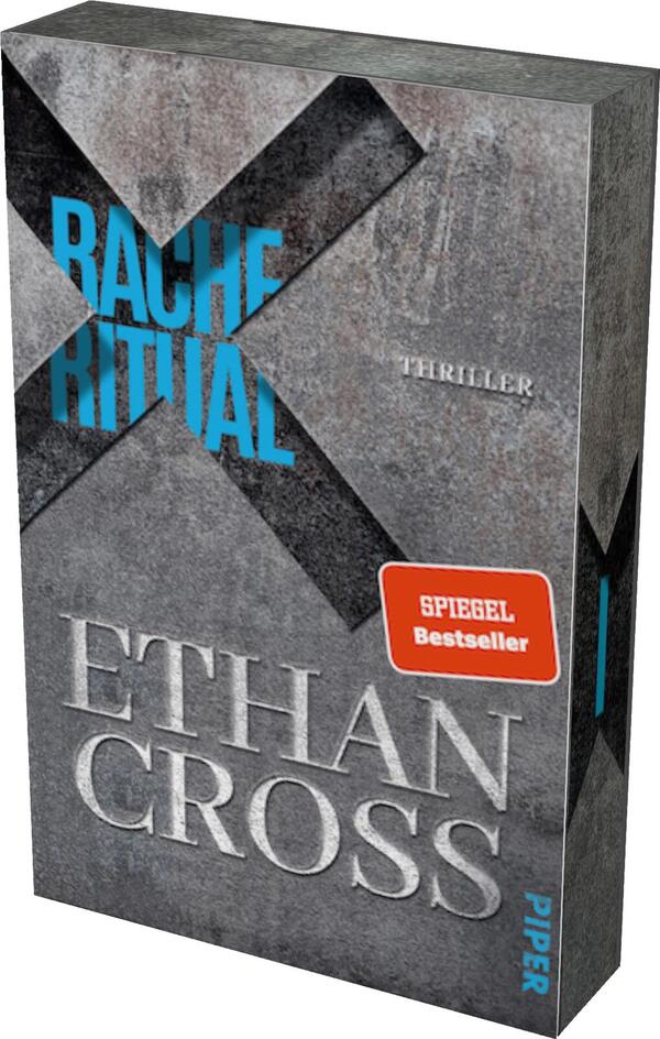 Das Buchcover zeigt einen grau-harmonischen Hintergrund, der an rohen Beton erinnert. Im Zentrum steht der Titel „RACHE RITUAL“ in großen, blau hervorgehobenen Buchstaben, die durch schwarze X-förmige Streifen unterbrochen werden. Oben links ist das Wort „THRILLER“ in kleinerer Schrift integriert. Der Autorennamen „ETHAN CROSS“ ist in auffälliger, silberner Schrift platziert. Rechts oben ist ein rotes Etikett mit der Aufschrift „SPIEGEL Bestseller“ zu sehen.