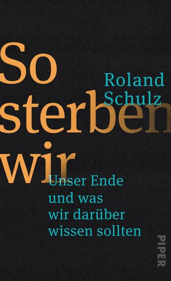 Das Buchcover zeigt einen schwarzen Hintergrund. Der Titel „So sterben wir“ ist in großen, orangefarbenen Buchstaben zentral platziert. Der Untertitel „Unser Ende und was wir darüber wissen sollten“ ist in hellblauer Schrift unter dem Titel angeordnet. Der Name des Autors „Roland Schulz“ steht rechts vom Titel in kleinerer, blauer Schrift. Die Farbkombination und die unterschiedlichen Schriftgrößen erzeugen eine moderne und nachdenkliche Atmosphäre.