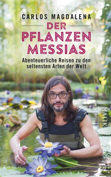 Das Buchcover zeigt eine Person mit Brille, die in einer Wasserlandschaft mit Seerosen sitzt. Im Hintergrund sind grüne Pflanzen und eine lebendige Wasseroberfläche sichtbar. Der Titel „DER PFLANZEN MESSIAS“ steht in großen, pinken Buchstaben im oberen Drittel. Darunter findet sich der Untertitel „Abenteuerliche Reisen zu den seltensten Arten der Welt“ in kleinerer, schwarzer Schrift. Der Autor Carlos Magdalena ist am unteren Rand des Covers angegeben. Die Atmosphäre ist entspannend und einladend.