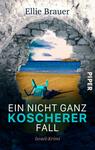 Das Buchcover zeigt einen Blick durch einen steinernen Tunnel auf einen Strand mit blauer See und Himmel. Im Vordergrund liegt ein grüner und blauer Liegestuhl. Der Titel „EIN NICHT GANZ KOSCHERER FALL“ ist in großen, hellblauen Buchstaben abgedruckt, darunter steht „Israel-Krimi“ in kleinerer, schwarzer Schrift. Der Autorname „Ellie Brauer“ ist ebenfalls prominent platziert. Die Farben sind harmonisch und vermitteln eine entspannte, aber mysteriöse Atmosphäre.